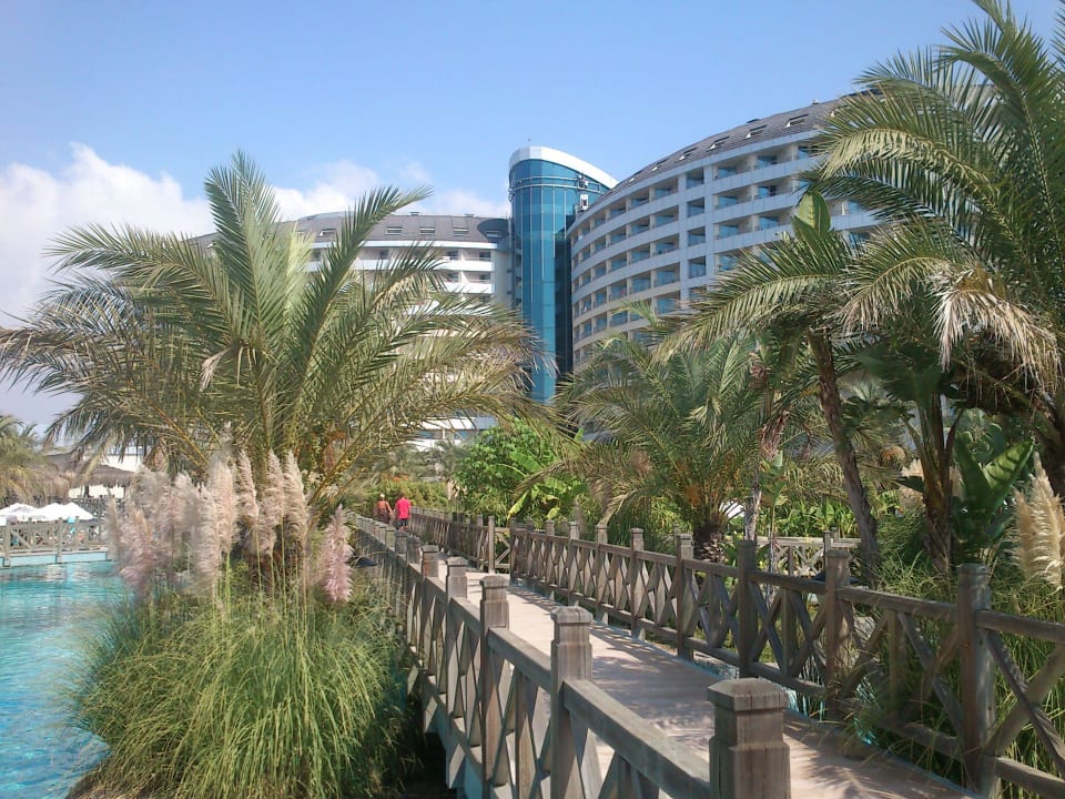 Steg über die Poolanlage Royal Wings Hotel