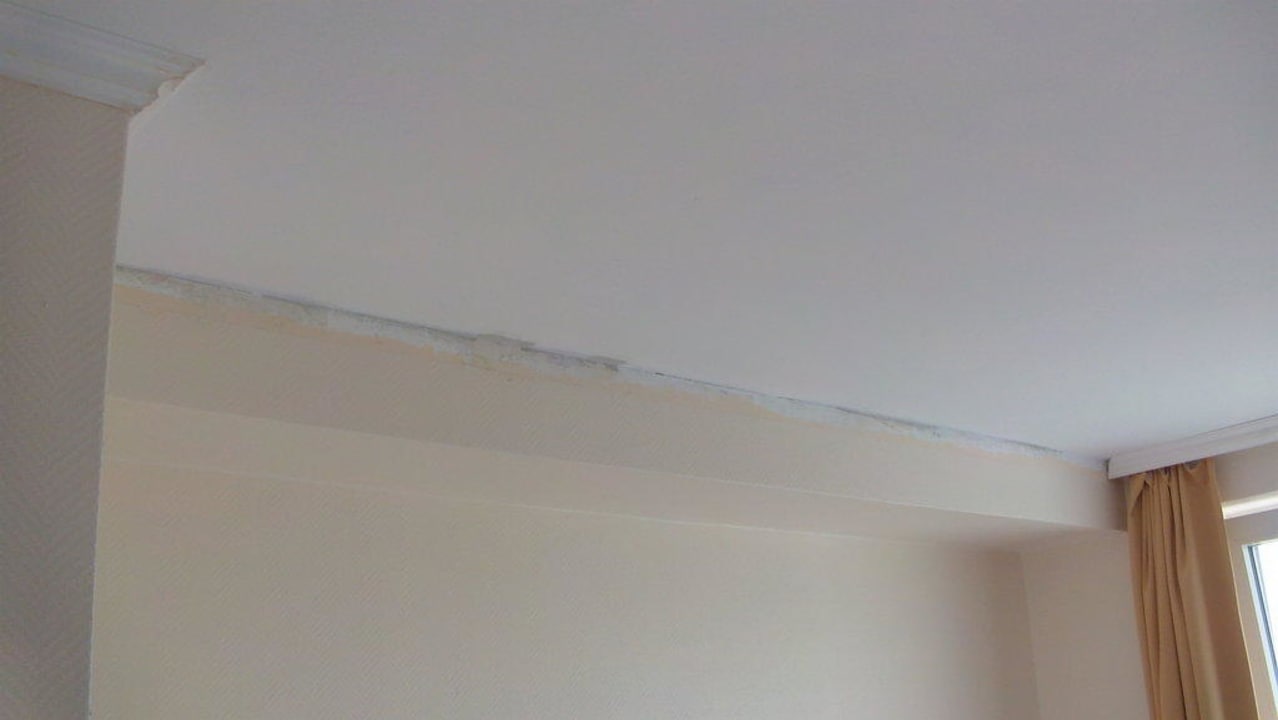 Styropor Leiste fehlt auf ganzer Länge PLAZA INN Hamburg Moorfleet