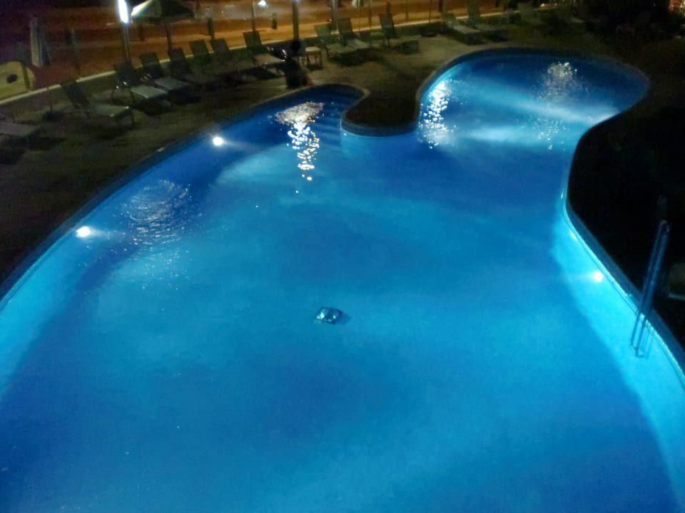 Pool vom Dach über der Lobby AluaSoul Palma