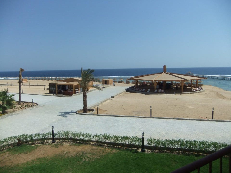 Beachbar und Strand Three Corners Happy Life Beach Resort