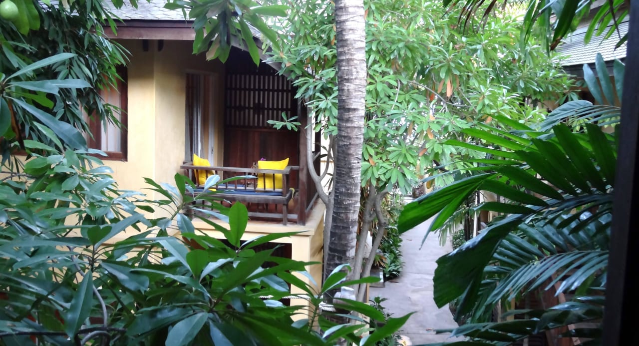 Kleiner Balkone mit Sitzbank im OG Buri Rasa Village Samui Adults Only Resort