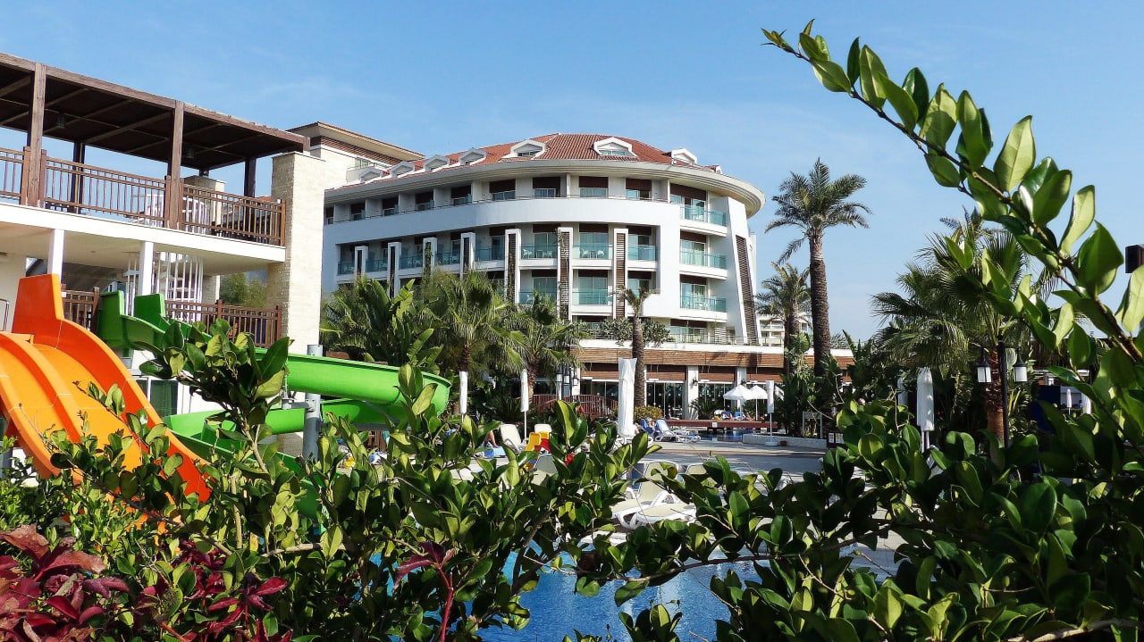 Ansicht, vom Weg am Flüsschen entlang Sunis Evren Beach Resort Hotel & Spa