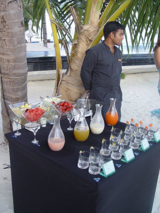Apéro am Abend am Strand Conrad Maldives Rangali Island