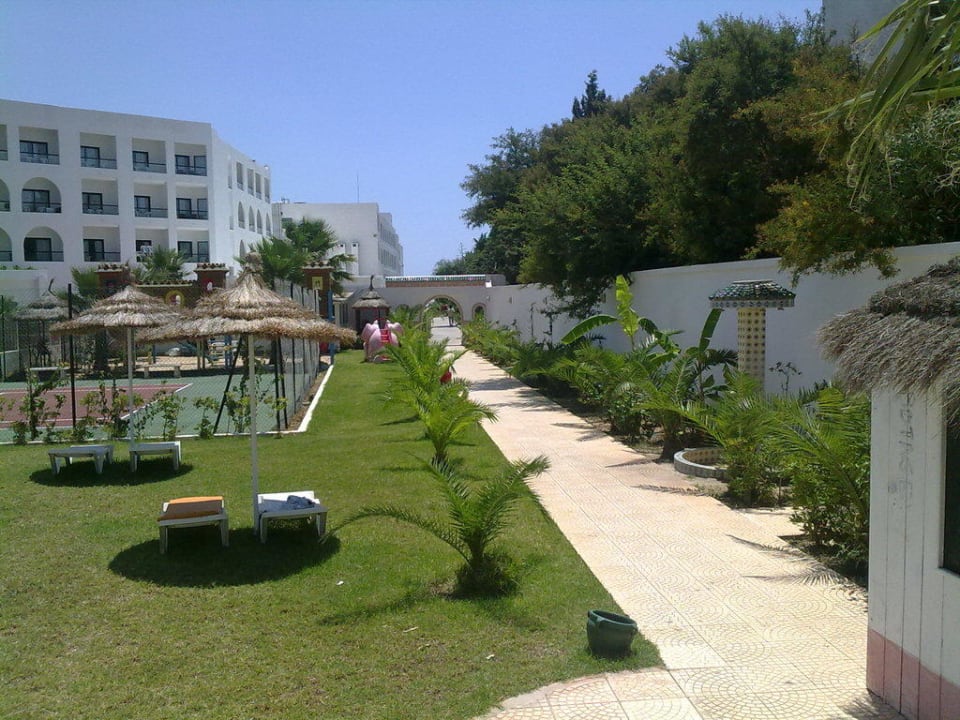 Der Weg zum Strand Hotel Royal Nozha