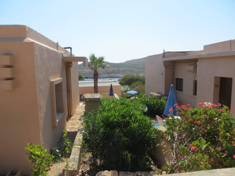Die Wege zwischen den Bungalows Comino Hotel & Bungalows