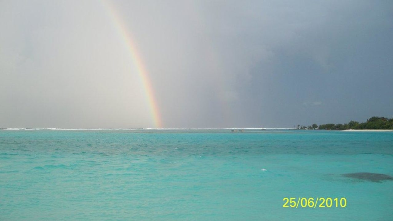 Dhiffushi mit Regenbogen Meeru Maldives Resort Island