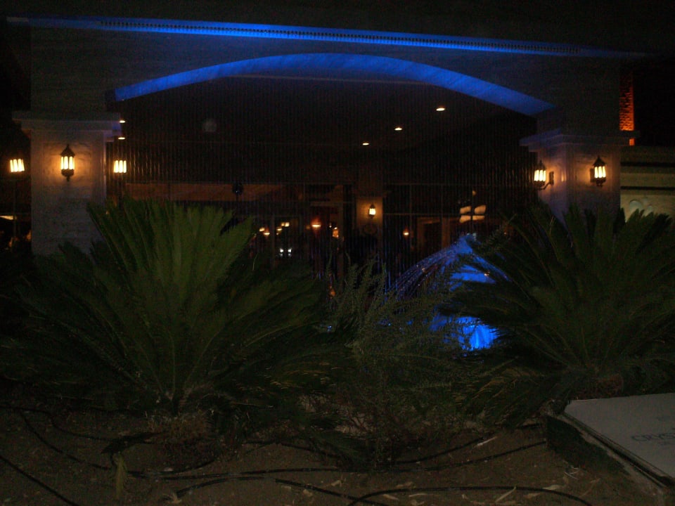 Hoteleingang abends Crystal De Luxe