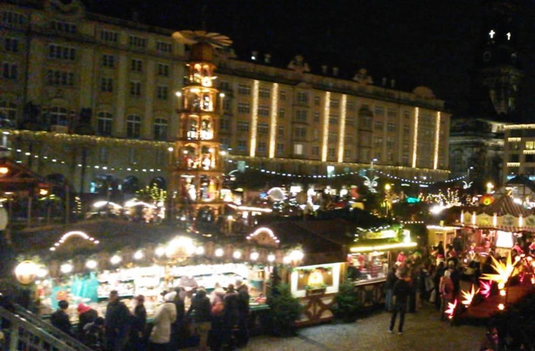 Im Hintergrund das Hotel NH Collection Dresden Altmarkt