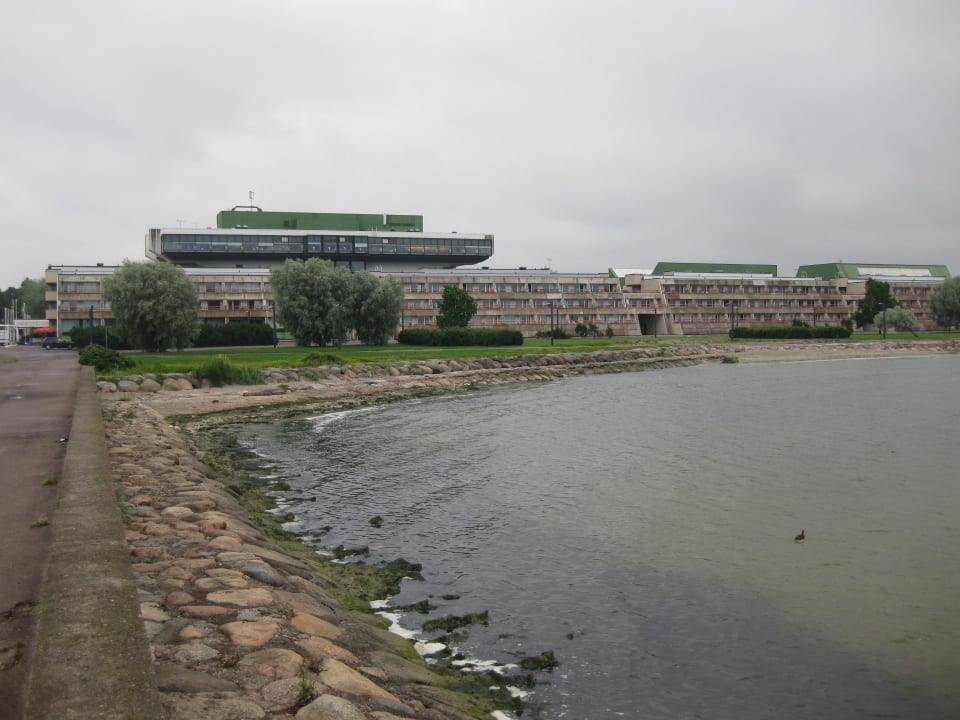 Blick auf das Hotel vom Meer aus Hotel Pirita Top Spa