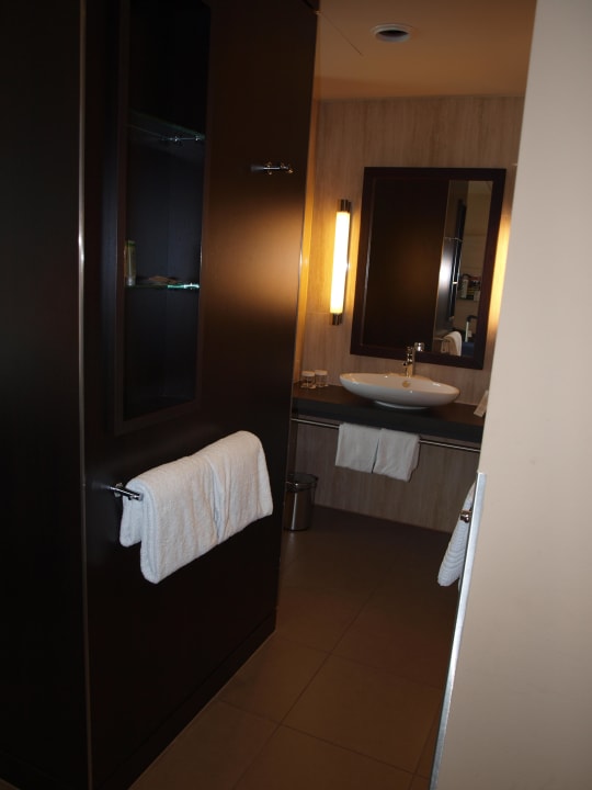 Badezimmer vom Eingangsbereich aus gesehen Lindner Hotel Vienna Am Belvedere, part of JdV by Hyatt
