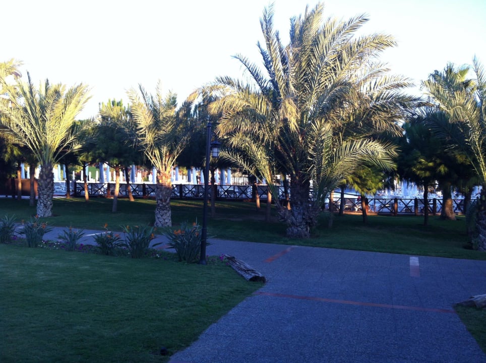 Weg durch die wunderschöne Gartenanlage Voyage Belek Golf & Spa