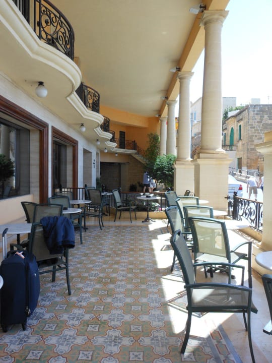 Terrasse vor dem Hoteleingang Grand Hotel Gozo