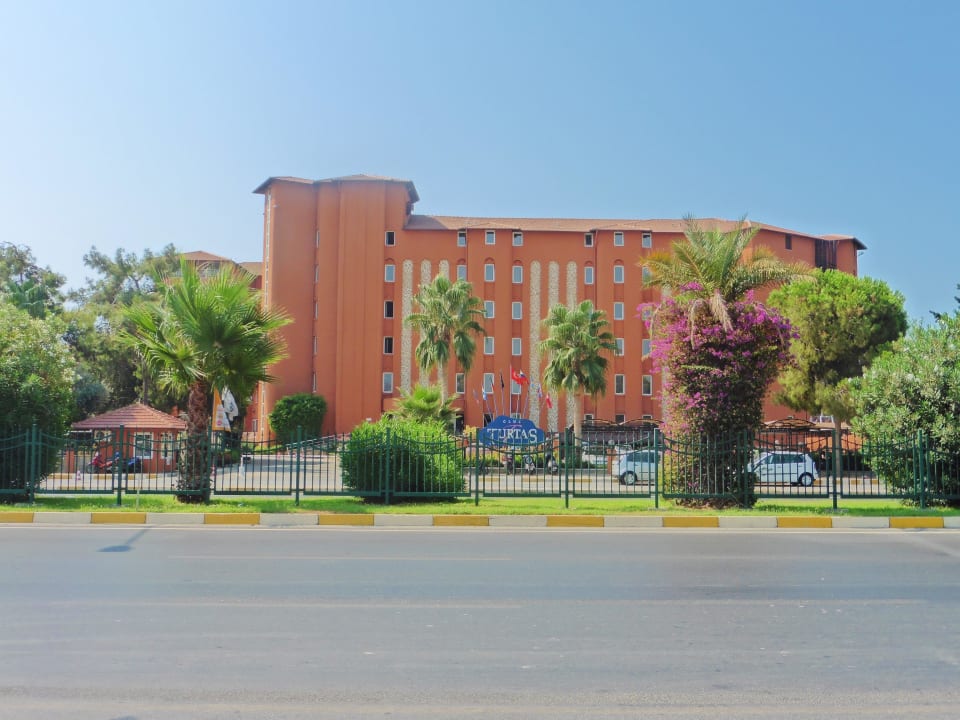 Das Turtas von der anderen Straßenseite aus gesehen Club Turtas Beach Hotel