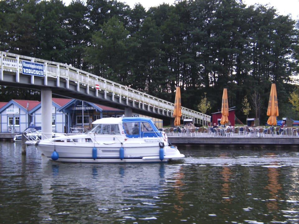 Ein Schiff fährt ein in den Kanal  Precise Resort Hafendorf Rheinsberg