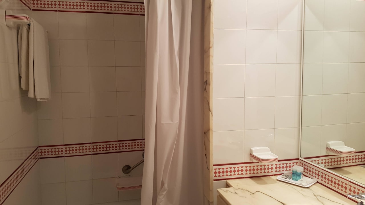 Sehr enge Badewanne mit Dusche Welikehotel Marfil Playa