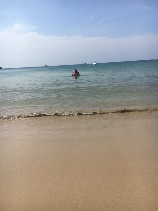 Meer baden - rechter Hand vom Hotel wunderbar Best Western Premier Bangtao Beach Resort & Spa