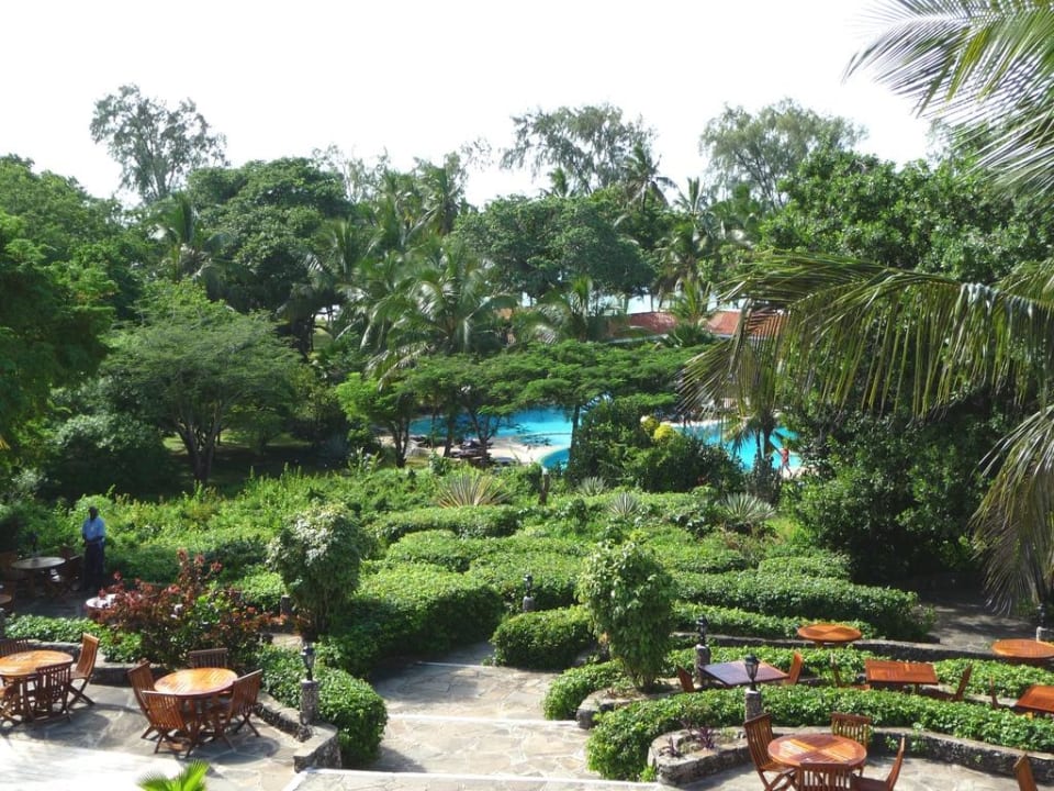 Blick auf die Gartenanlage und Pool Diani Sea Resort