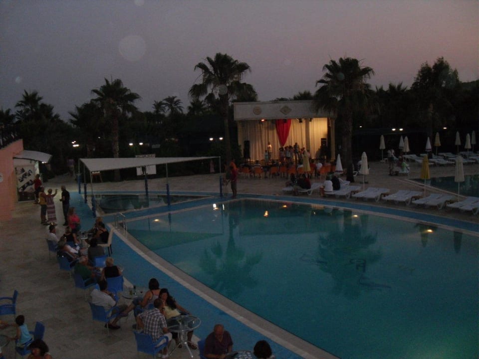 Abends am Pool Royal Atlantis Beach Hotel