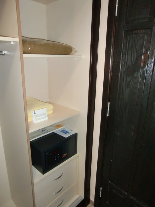 Kleiderschrank (rechte Hälfte) mit großem Safe Melas Holiday Village