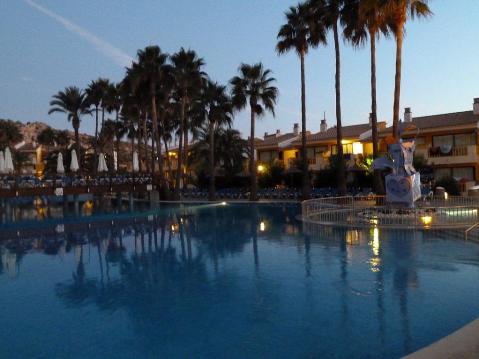 Pool am Abend Royal Son Bou Family Club