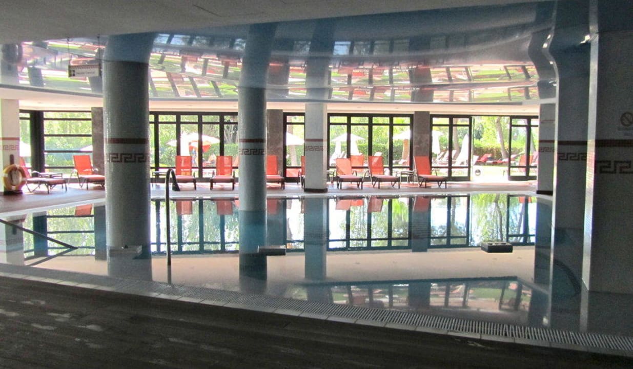 Blick in den Innen-Pool Hotel Serrano Palace