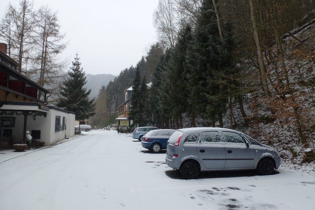 Parkplatz gegenüber des Eingangs Waldhotel Seeblick