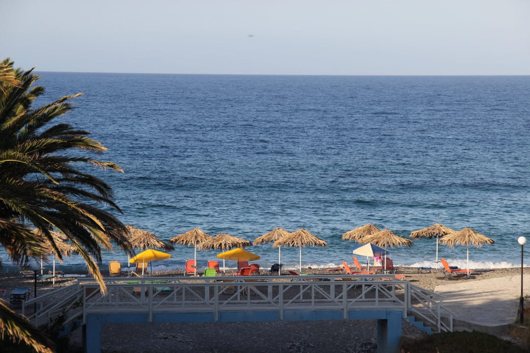 Der Strand von Koutsouras mit Hotelliegen Hotel South Coast