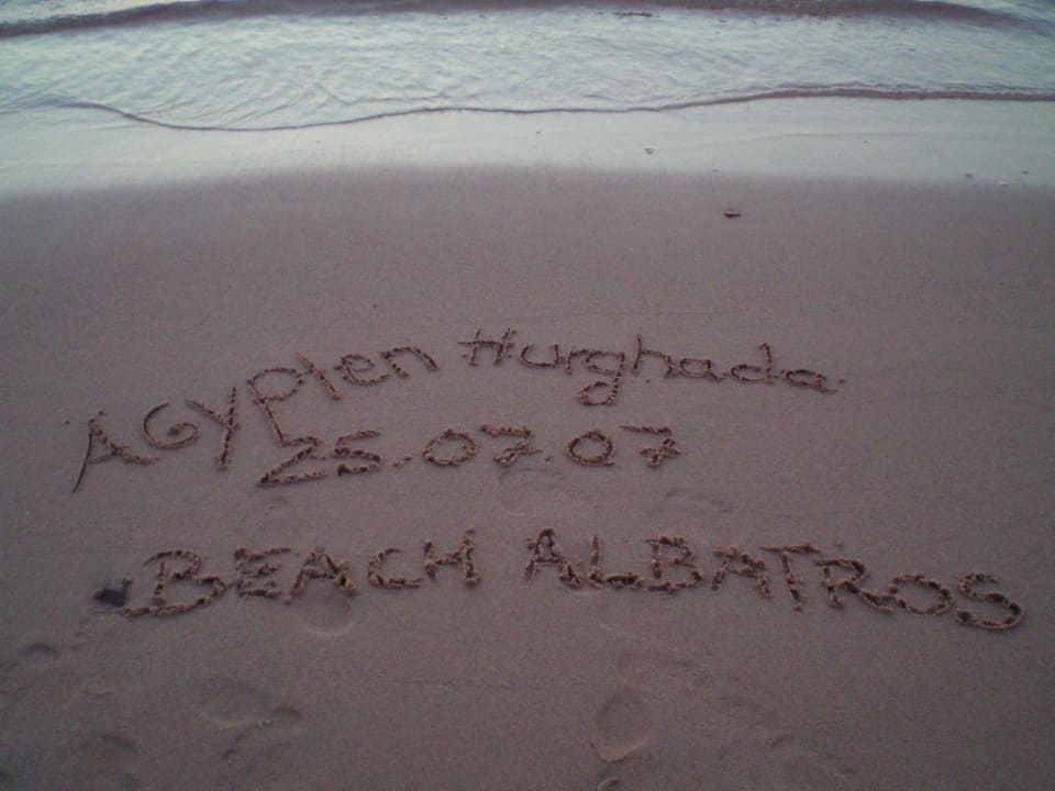 Schriftzug im Sand Beach Albatros Resort
