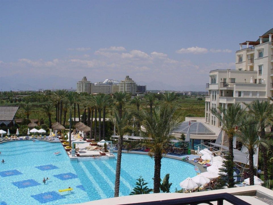 Blick über den Pool zum Hotel Lares Park Hotel Delphin Diva