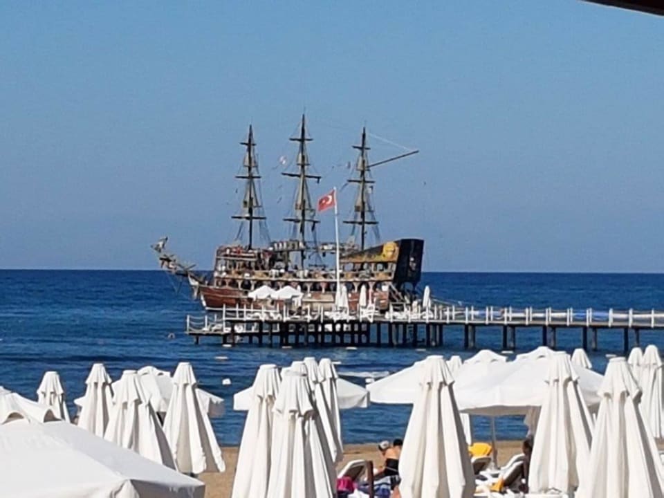 Piratenschiff am Strand Arum Barut Collection