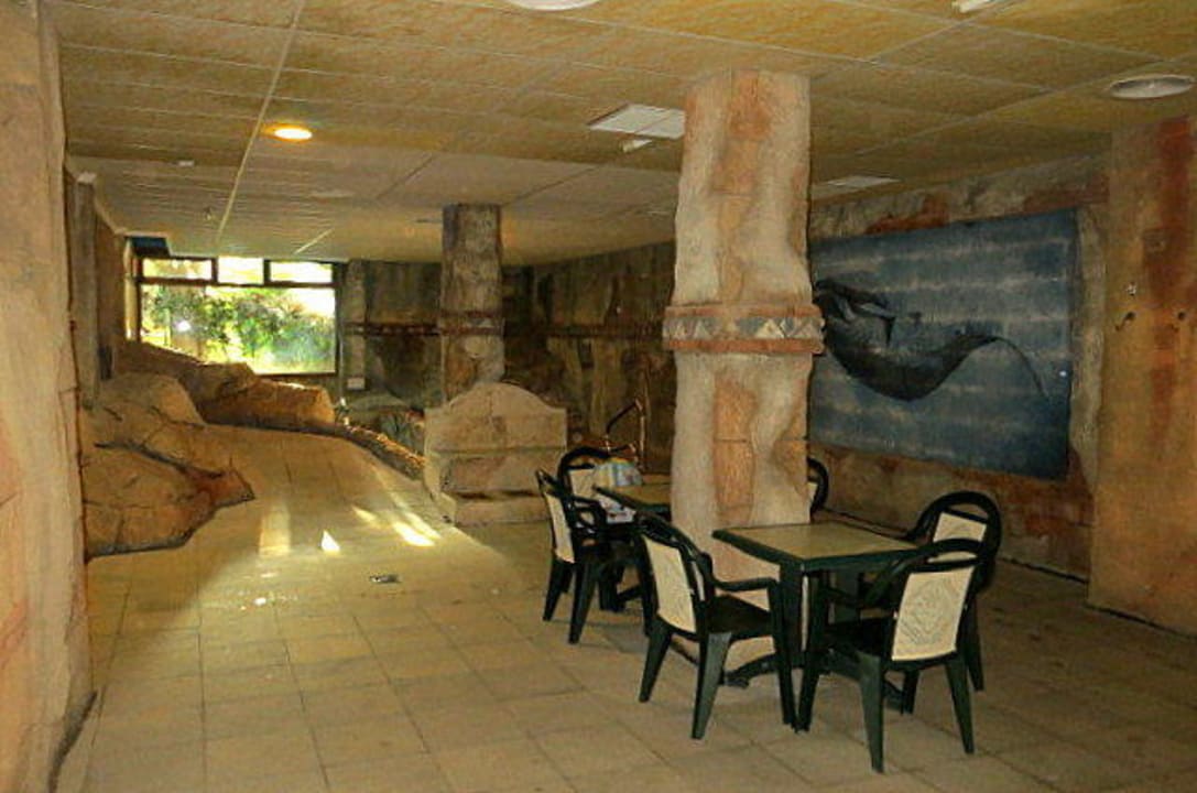 Ruhezone vor den Becken BLUESEA Costa Jardin Spa