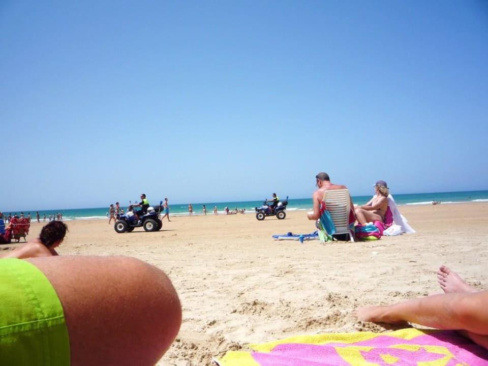 Strand am Hotel Strandpolizei auf Kontrollfahrt Fuerte Conil-Resort