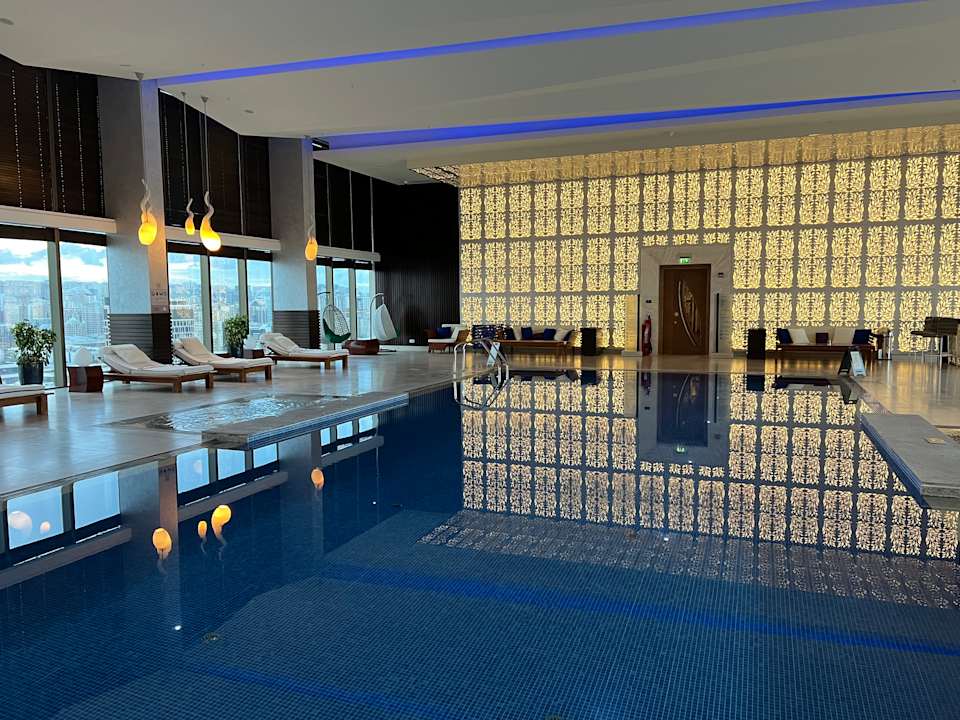 Pool JW Marriott Absheron Baku