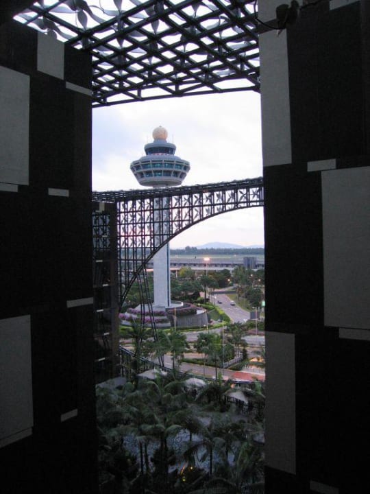 Ausblick auf den Tower Hotel Crowne Plaza Changi Airport