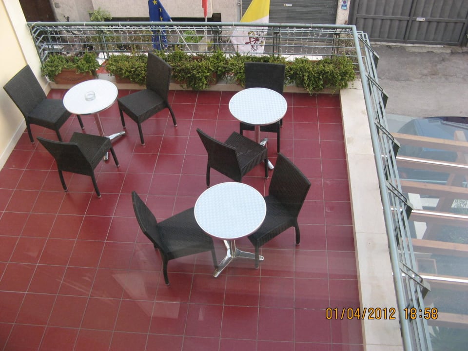 Kleine Terrasse auf der Strassenseite Hotel Diana Pompei