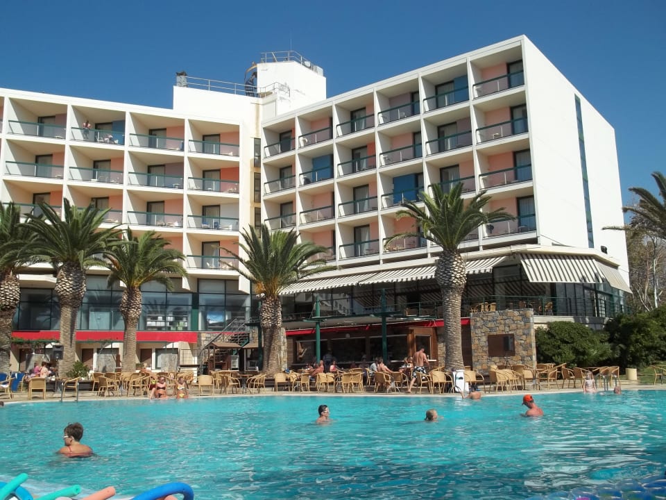 Action Pool vorm Hotel Calimera Sirens Beach