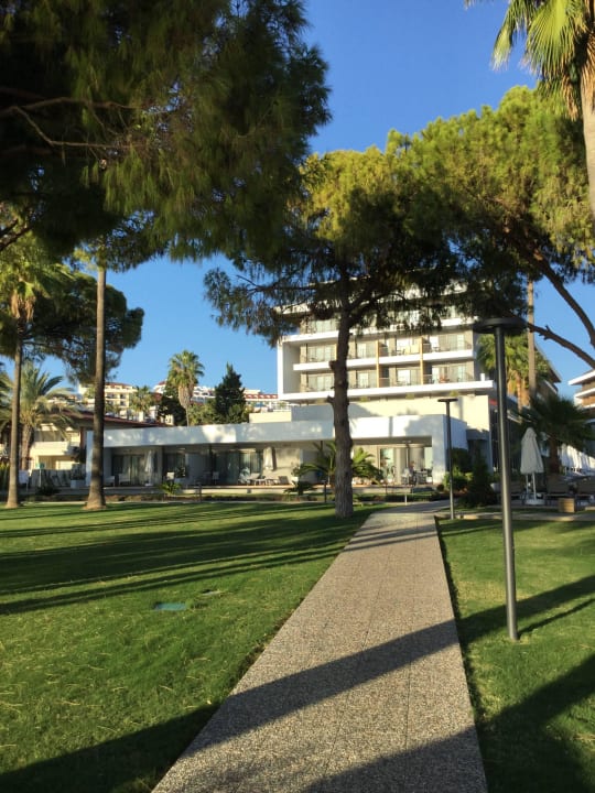 Garten zwischen Hotel und Strand Acanthus Cennet Barut Collection