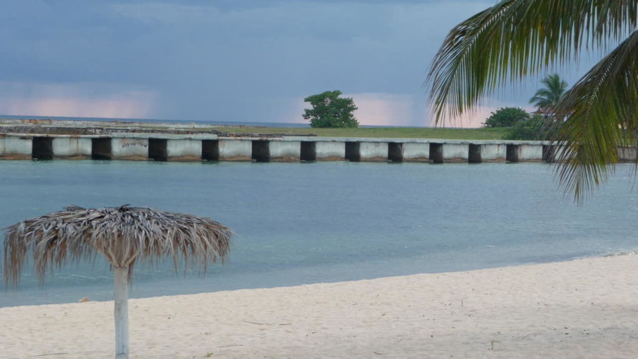 Wellenbrecher am Strand Hotel Playa Giron