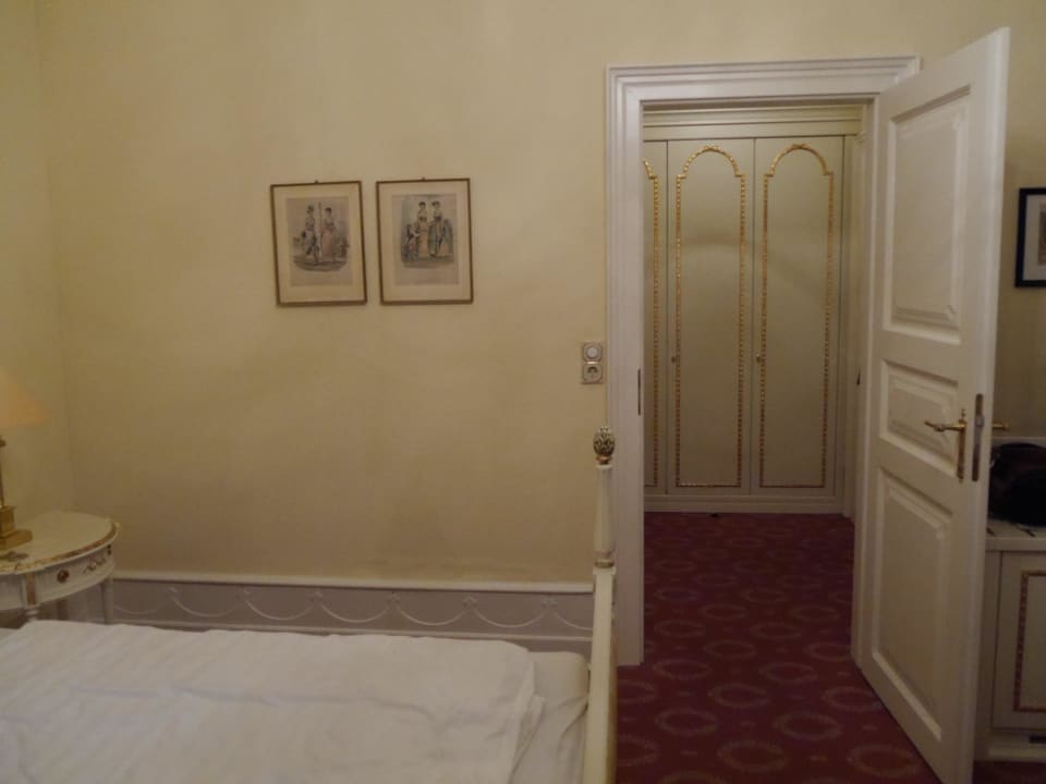 Zum kleinen Flur im Zimmer Burghotel Haselünne