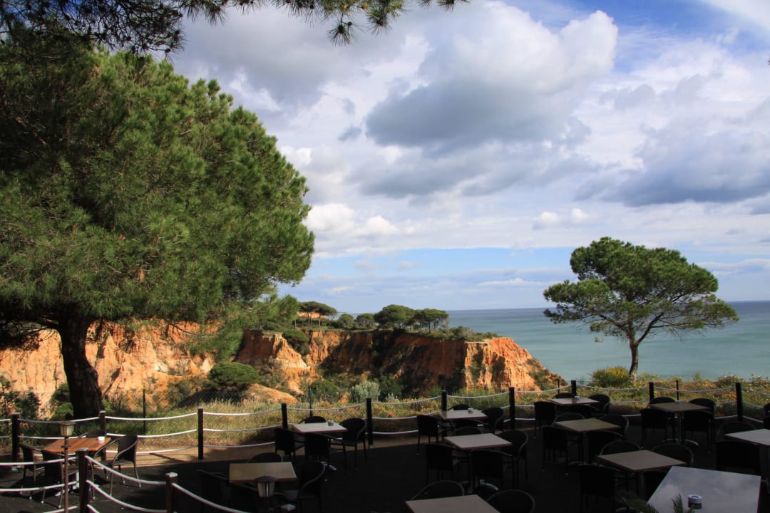 Eine der schönen Aussichtsterrassen PortoBay Falésia