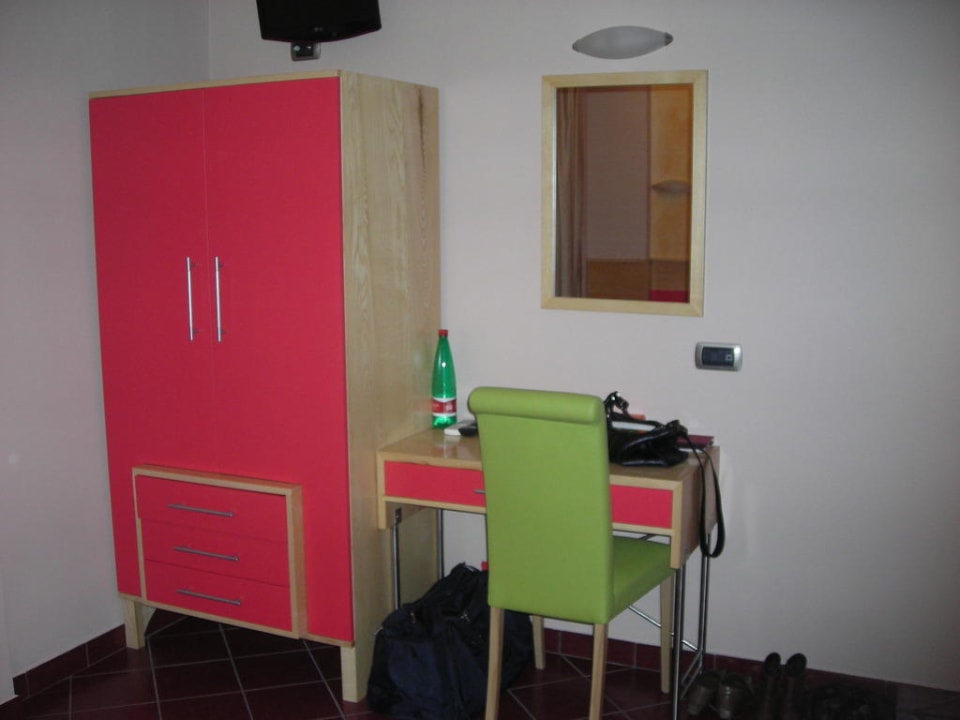 Kleiderschrank mit Safe/Schreibtisch Hotel Diana Pompei