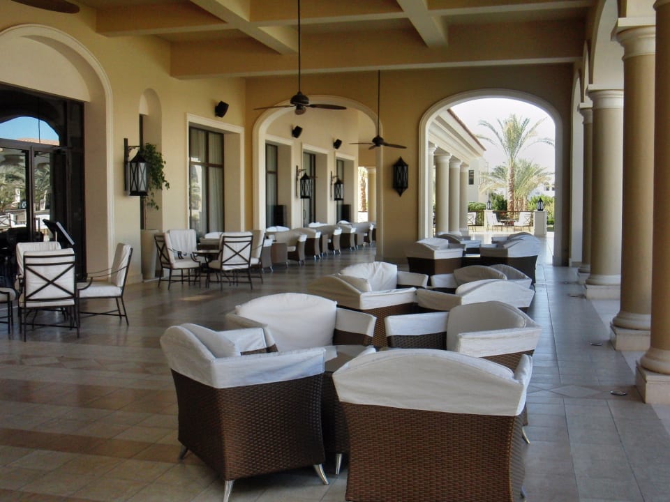 Außenbereich der Waves Bar JAZ Aquamarine Resort