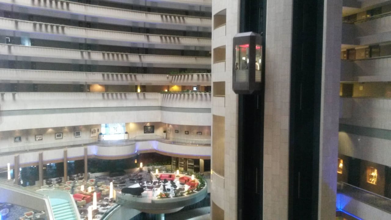 Blick von der 6.Etage ins Hotelinnere Parkroyal Collection Marina Bay