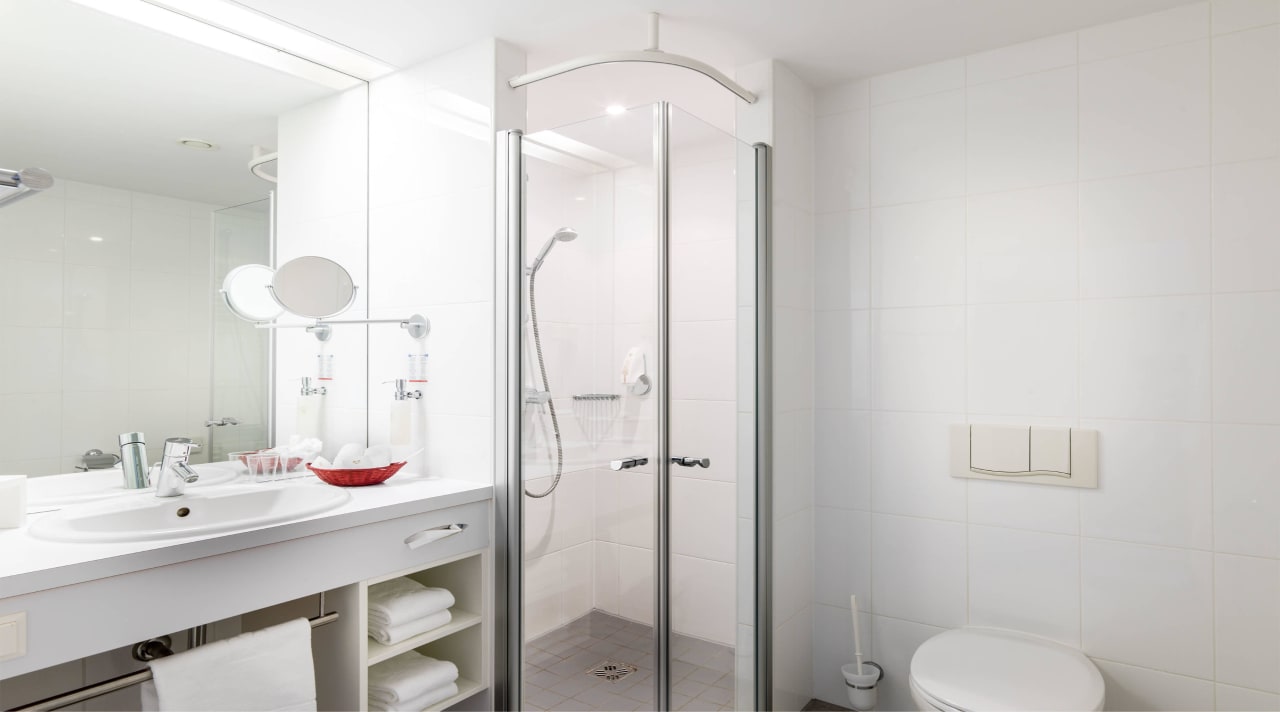 Bad im Doppelzimmer All In Red Thermenhotel