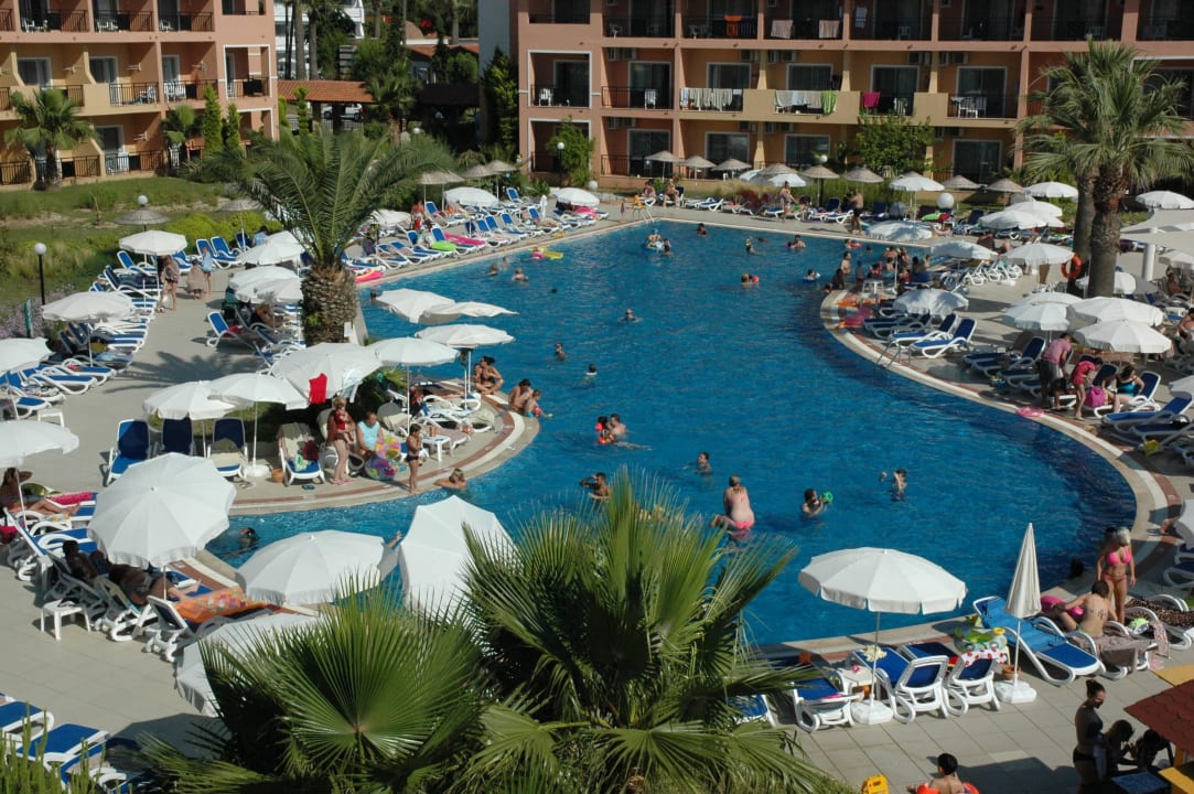 Basen przy pokojach rodzinnych Ephesia Holiday Beach Club