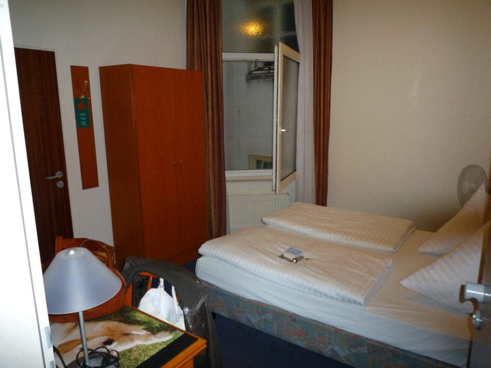 Zimmer von der Türe aus Hotel Lumen am Hauptbahnhof