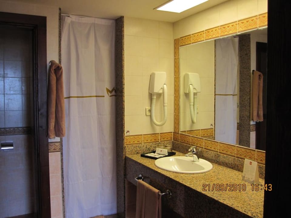 Rechts Dusche, links WC Hotel Riu Funana