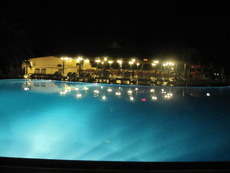 Der nachtbeleuchtete Relaxpool mit einer Bar VONRESORT Golden Beach