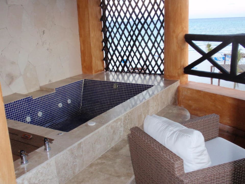 Whirlpool auf der Terrasse der Suite Catalonia Playa Maroma