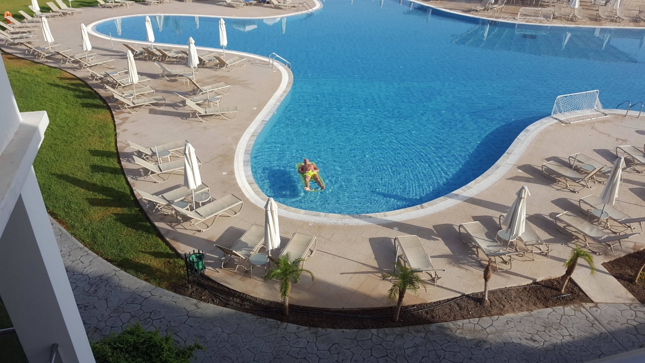 Relaxender Mann auf dem großen Pool Asterias Beach Resort